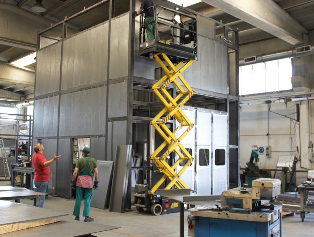 The workshop: mobile platform for jobs on components up to 8 m in height